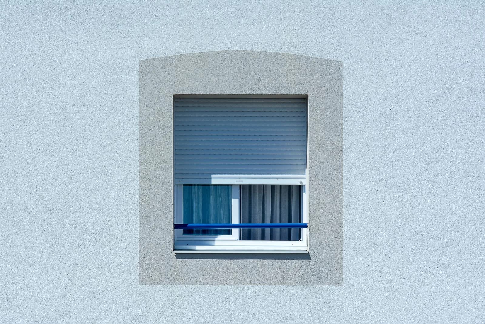 Fenster mit heruntergelassenem Außenrollladen