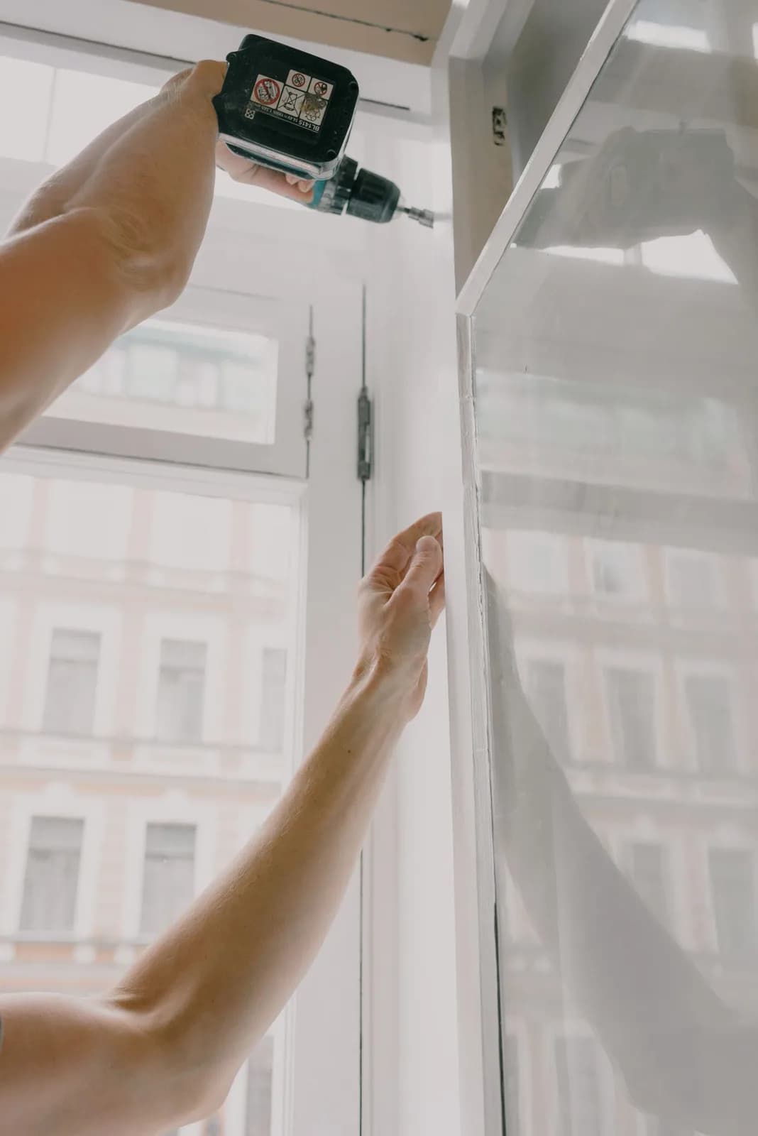 Monteur beim Einsetzen eines neuen Fensters