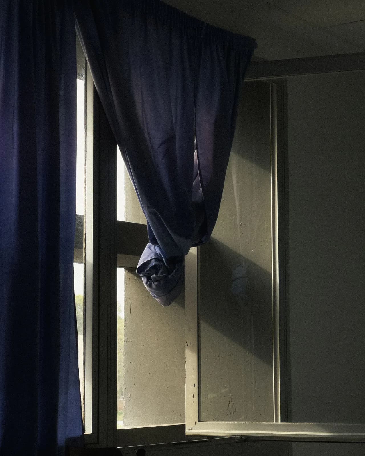 Geöffnetes Fenster mit leichten Vorhängen im Innenraum